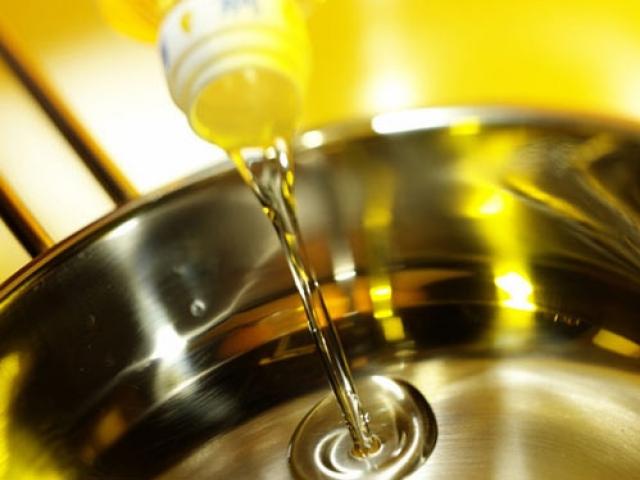 Sức khỏe đời sống - Những quan niệm sai lầm về dầu ăn của các bà nội trợ