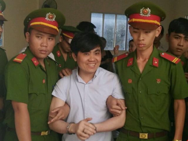 Pháp luật - Bị cáo tố bị dụ nhận tội, thề có mặt đèn làm chứng