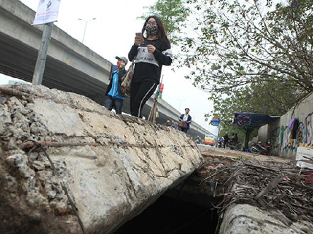 Tin tức trong ngày - “Tử huyệt” trên vỉa hè Hà Nội