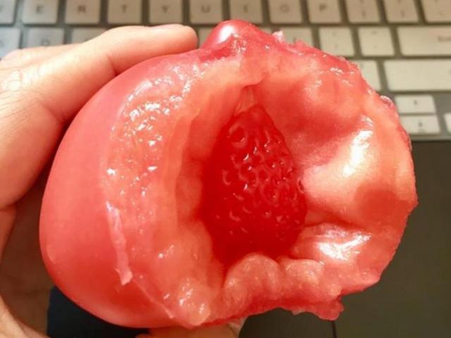 Đang ăn cà chua, sốc vì nhìn thấy điều kì dị bên trong