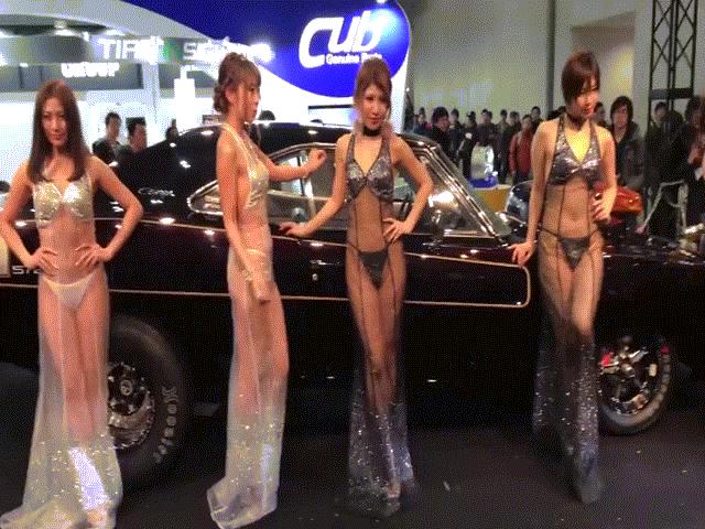 Bí quyết mặc đẹp - Quan khách tròn mắt vì dàn mẫu xe hơi "mặc như không"