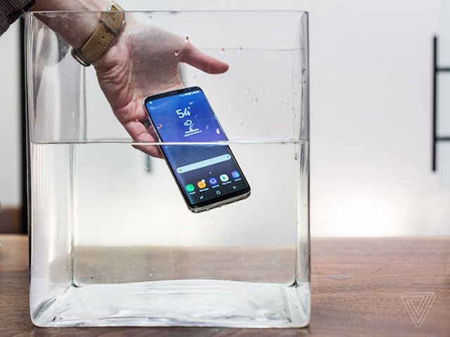 Video: Trên tay Galaxy S8 có màn hình "vô cực" đẹp lung linh