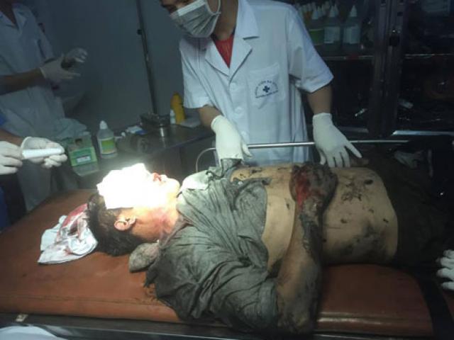 Tin tức trong ngày - Cả đội bóng lao xuống mương thối cứu người đàn ông gặp nạn