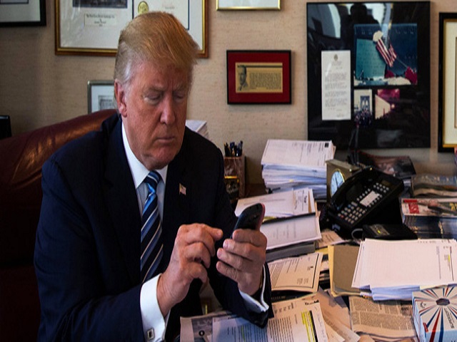 Tổng thống Trump bỏ điện thoại Android để dùng iPhone