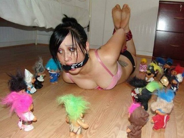 Tranh vui - "Chết ngất" với hành động "kỳ quái" của các cô gái