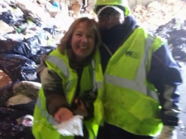 Phi thường - kỳ quặc - Mất nhẫn cưới trong 800 túi rác và cái kết xúc động