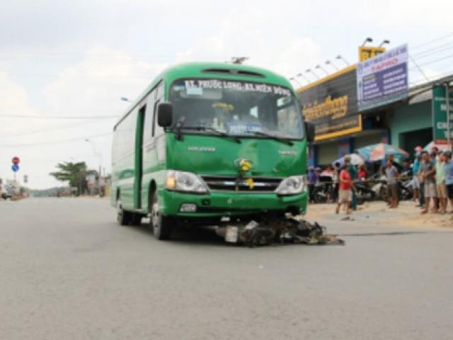 Tin tức trong ngày - Người đàn ông bị xe khách kéo lê 20m trên quốc lộ