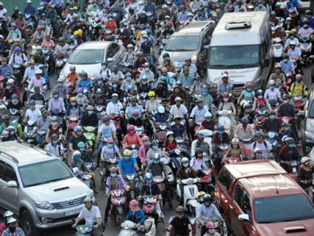 Tin tức trong ngày - Ngàn người “chôn chân" từ chiều đến tối tại công trình “giải cứu” kẹt xe ở SG