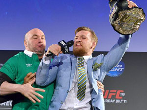 Thể thao - "Ăn cắp" đai vô địch của đối thủ ngay trong họp báo