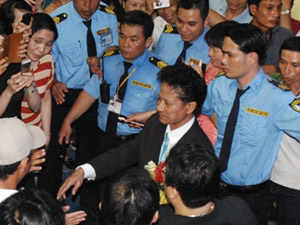 Ca nhạc - MTV - Chế Linh "nghẹt thở" với fan Nha Trang