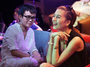 Ca nhạc - MTV - "Người tình tin đồn" chăm chú xem Phương Uyên tập hát