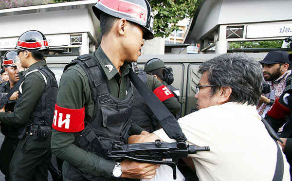 Tin tức trong ngày - Thái Lan bỏ thiết quân luật, củng cố quyền lực quân đội