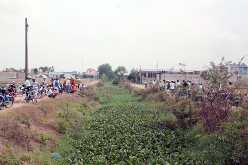 Tin tức trong ngày - Tưởng cá mắc cạn, hóa ra thanh niên gặp nạn dưới kênh