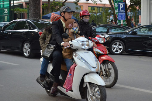 Tin tức trong ngày - Trẻ em không đội mũ bảo hiểm sẽ bị báo lên nhà trường