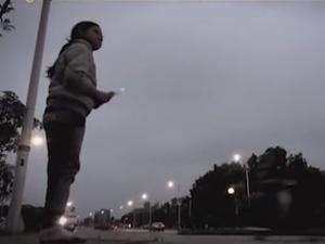 Tin tức trong ngày - Camera giấu kín: Người mẹ vô tâm bỏ con giữa phố