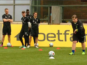 Bóng đá - “Siêu sao YouTube” dạy "Quỷ đỏ" Liverpool đá phạt