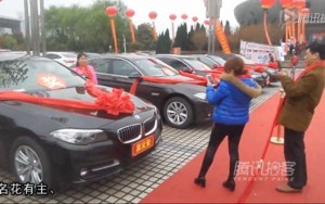 Tin tức trong ngày - TQ: Sinh nhật công ty, tặng siêu xe BMW cho nhân viên