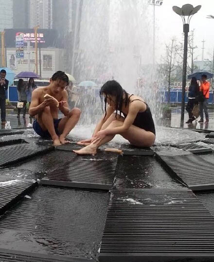 Tin tức trong ngày - TQ: Cặp đôi hồn nhiên tắm chung giữa phố