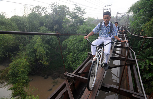 Tin tức trong ngày - Indonesia: Thót tim HS đi xe qua cầu rộng bằng gang tay