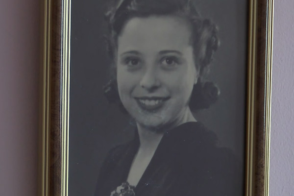 Bạn trẻ - Cuộc sống - Cảm động cụ ông ngày ngày viết thư tình cho vợ quá cố