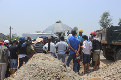 Tin tức trong ngày - Cản trở thi công, người đàn ông bị lấp trong đất đá