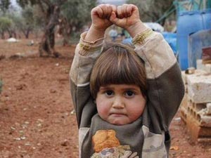 Tin tức trong ngày - Bé gái “đầu hàng trước máy ảnh” đang gặp nguy hiểm