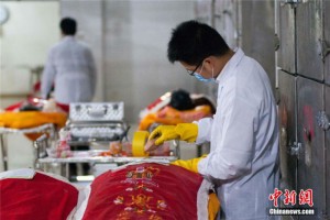 Tin tức trong ngày - Nhọc nhằn nghề “làm đẹp" cho người chết ở TQ