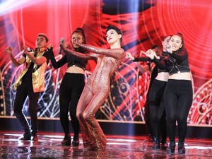 Ca nhạc - MTV - Tóc Tiên "thiêu đốt" HTV Awards với "Vũ điệu cồng chiêng"