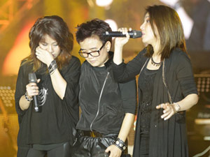 Ca nhạc - MTV - Phương Uyên nghẹn khóc khi tái ngộ "3 con mèo"