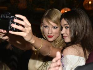 Ca nhạc - MTV - Những bức ảnh sao “tự sướng” gây bão mạng xã hội