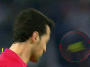 Bóng đá - Trêu tức đối thủ, Busquets bị ném cỏ vào mặt