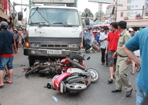 Tin tức trong ngày - Dừng xem tai nạn, 5 người bị xe tải tông nhập viện