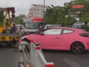 Video An ninh - TP.HCM: Xế hộp mất lái “cày nát” hơn 10m dải phân cách