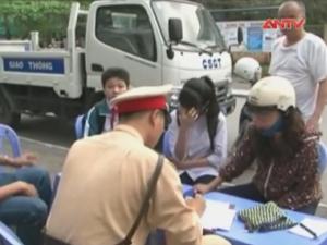 Video An ninh - Ra quân nhắc nhở đội mũ bảo hiểm cho trẻ em