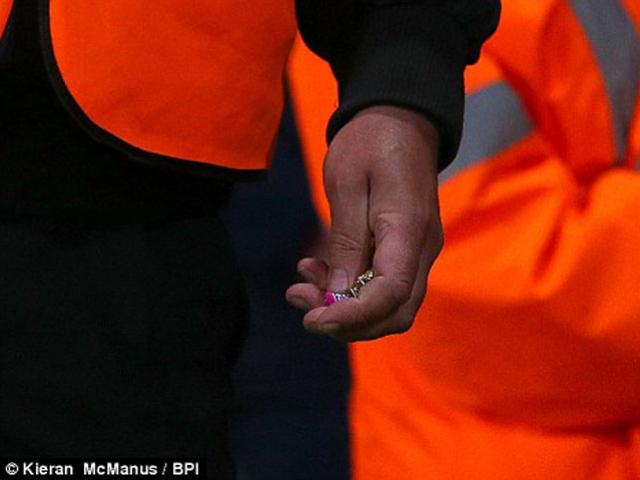 Bóng đá - "Kẻ hủy diệt" Man City dính vật thể lạ từ fan cuồng