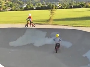 Phi thường - kỳ quặc - “Phát sốt” với clip cặp sinh đôi 4 tuổi đi xe đạp điệu nghệ