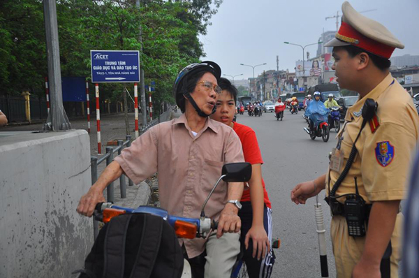 Giáo dục - du học - "Mẹ không mang mũ bảo hiểm, con về làm sao?"