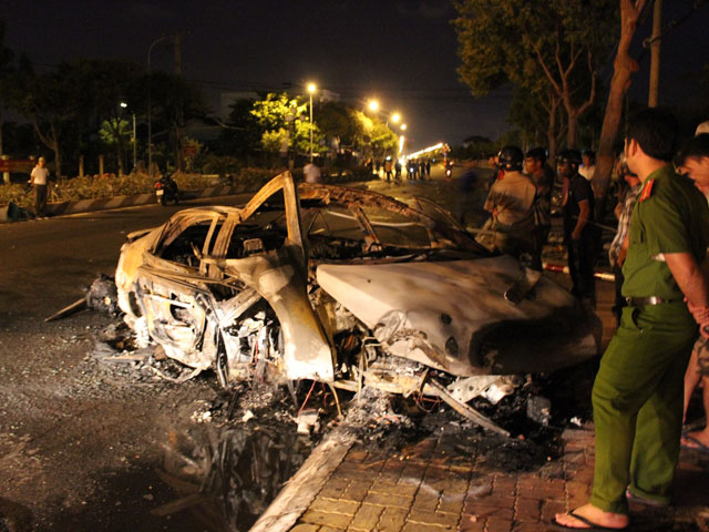 Tin tức trong ngày - Tự gây tai nạn, người đàn ông chết cháy trong xe Camry