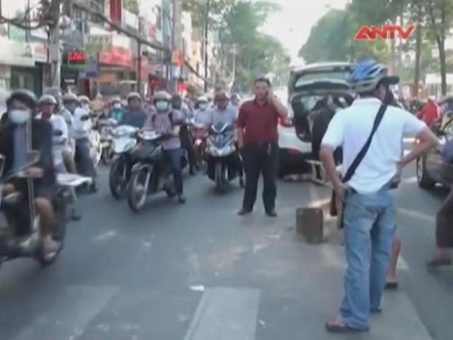 Camera hành trình - 4 xe tông liên hoàn vì tránh người gặp nạn