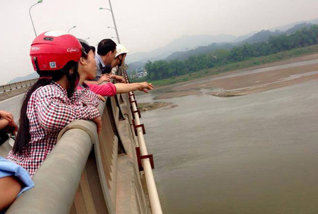 Tin tức trong ngày - Mâu thuẫn với bạn trai, cô gái trẻ gieo mình xuống sông