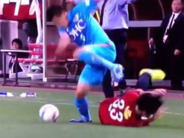 Bóng đá - Chơi xấu: Cầu thủ đạp thẳng vào mặt đối thủ