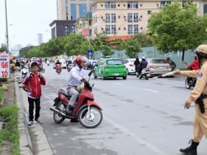 Tin tức trong ngày - HN: Bố bỏ con giữa đường, quay đầu xe trốn CSGT