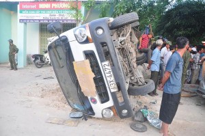 Tai nạn giao thông - Xế 7 chỗ tông lật xe tải, 3 người tử vong tại chỗ