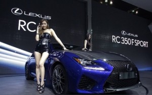 Ô tô - Xe máy - Mê mẩn chân dài trắng nõn bên Lexus RC F