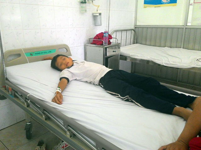 Tin tức trong ngày - Hàng loạt HS nhập viện vì suất ăn của công ty "cá thối"