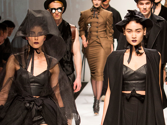 Xu hướng thời trang - Thùy Trang khoe dáng đẹp trên sàn catwalk Thượng Hải