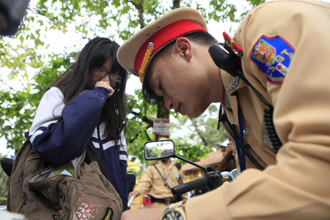 Tin tức Việt Nam - Ngày đầu xử lý không đội MBH: Nữ sinh bật khóc khi bị phạt