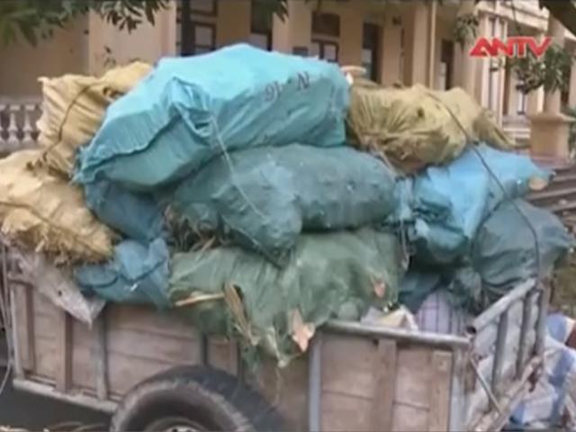 Thị trường - Tiêu dùng - Vĩnh Phúc: Bắt vụ vận chuyển hơn 1 tấn thực phẩm bốc mùi