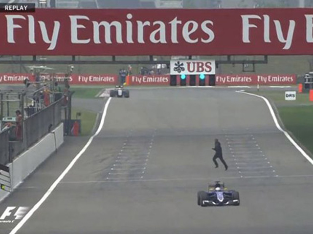 Thể thao - Liều chết "qua đường" mặc xe F1 phi 300 km/h