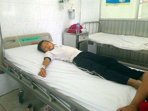 Tin tức trong ngày - Hàng loạt HS nhập viện vì suất ăn của công ty &quot;cá thối&quot;